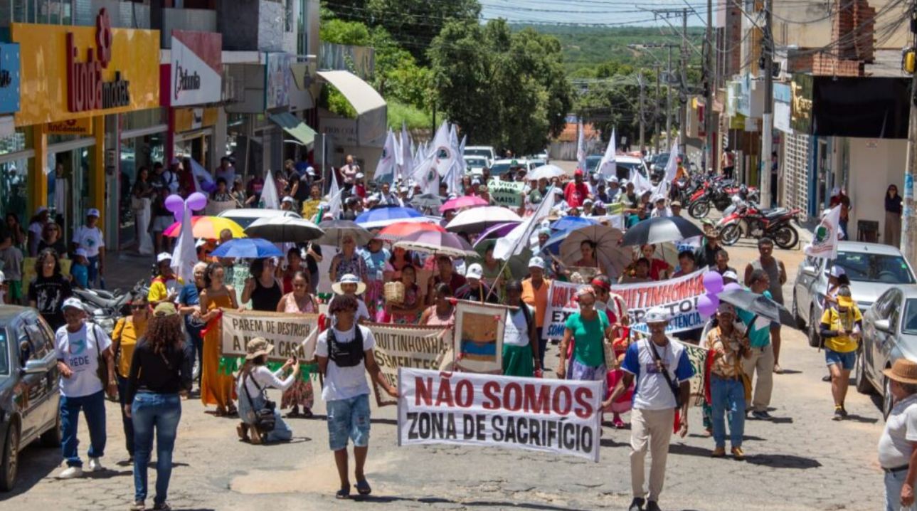 Exploração de lítio no Vale do Jequitinhonha enriquece mineradoras às custas do meio ambiente e saúde do povo mineiro