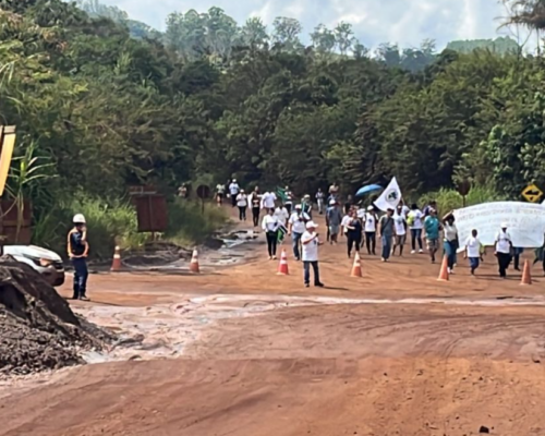 Protesto bloqueia acesso à mineradora em Itatiaiuçu e cobra reparação de danos