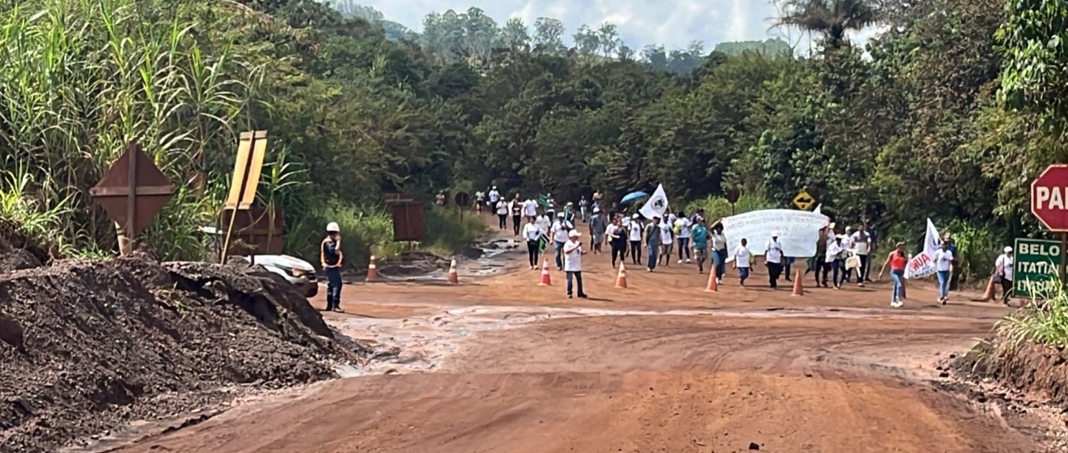 Protesto bloqueia acesso à mineradora em Itatiaiuçu e cobra reparação de danos