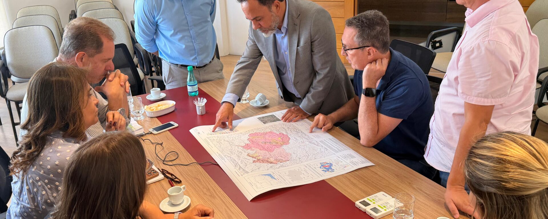 Serviço Geológico apresenta à AMIG Brasil mapas estratégicos de cidades mineradoras