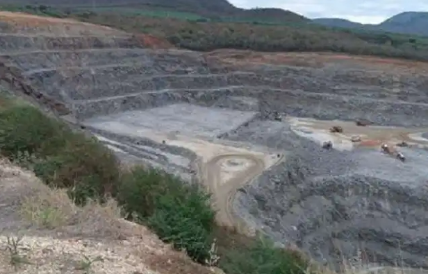Justiça barra atividades noturnas de mineradora no Jequitinhonha e exige caução de R$ 50 mi
