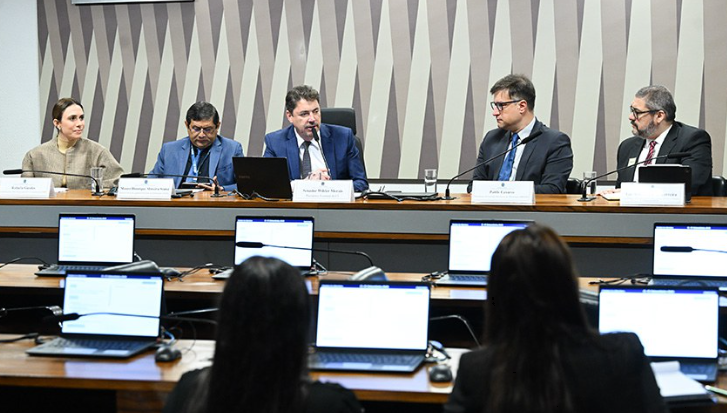 Debatedores pedem controle estatal menor em política de minerais críticos