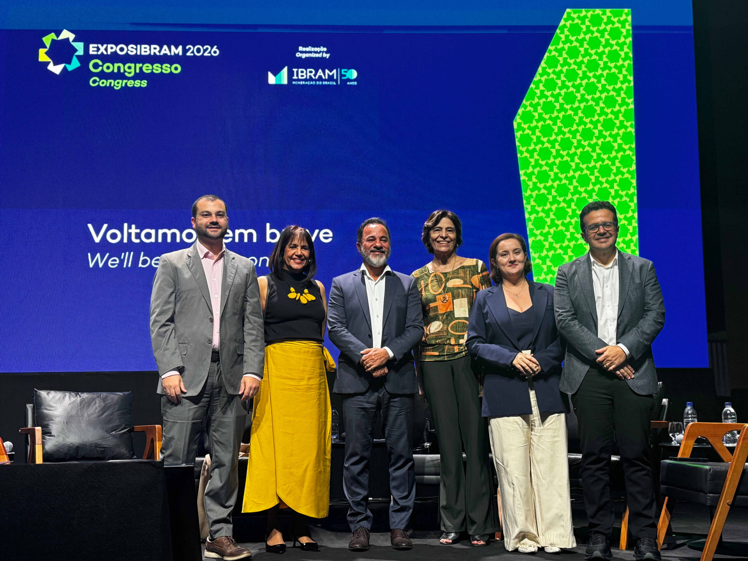 AMIG Brasil media debate sobre  planos estaduais de mineração e desenvolvimento regional durante a Exposibram