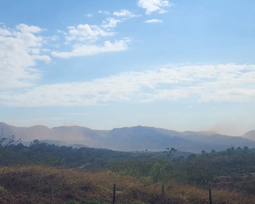 Poeira da mineração toma conta de regiões de Brumadinho nesta terça-feira